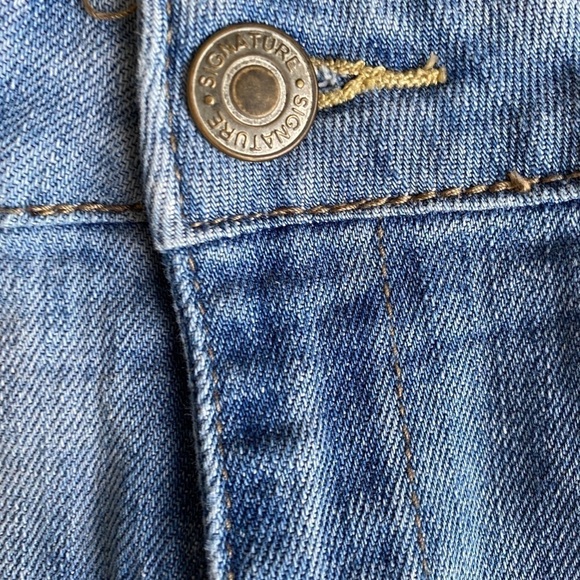 Signature8 Women’s Distressed Mid Rise Fringed Raw Hem Shorts Size Large - Picture 3 of 8